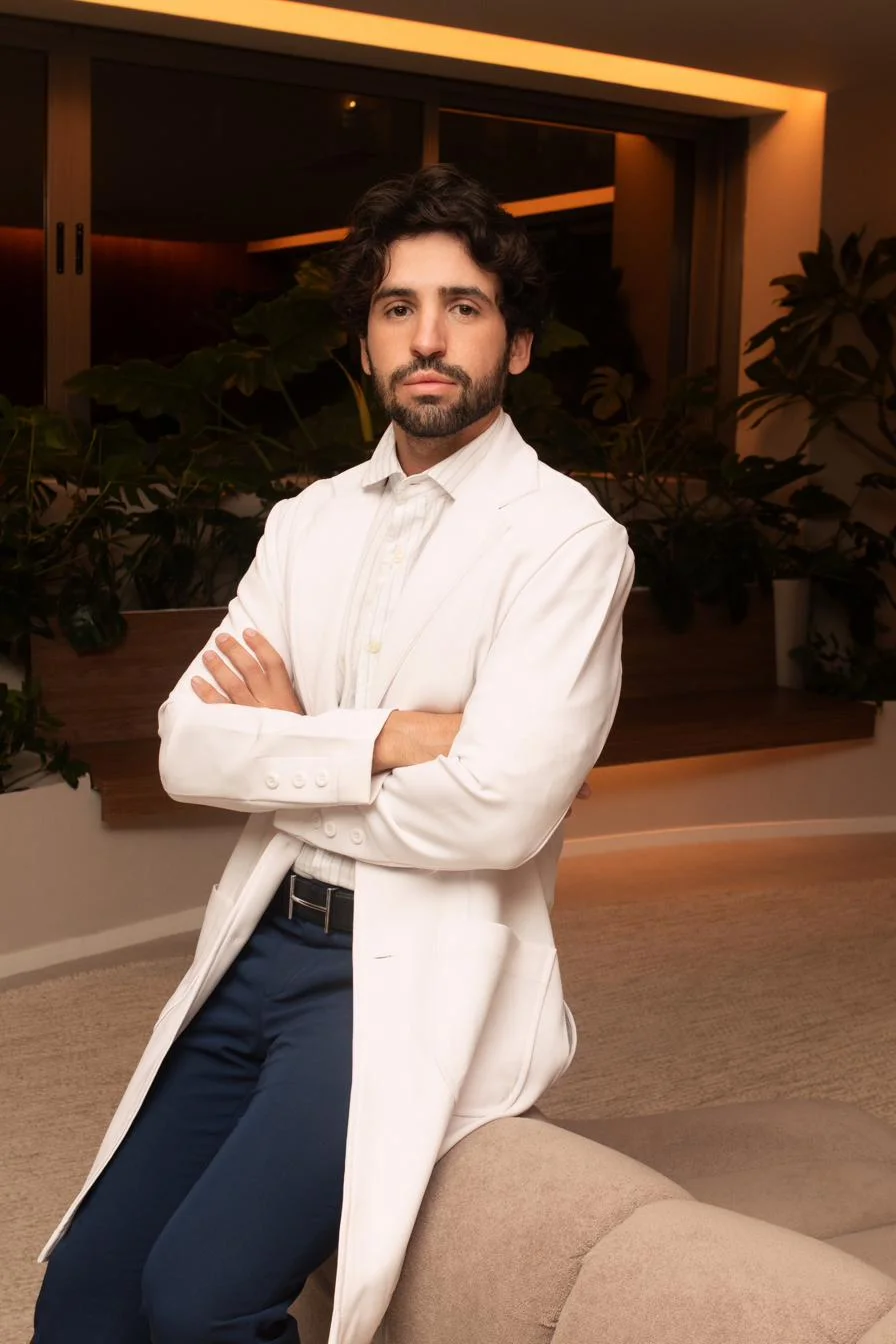 Dr. Miguel Carvalho Santa Creu, médico de emagrecimento e metabolismo, de jaleco no consultório